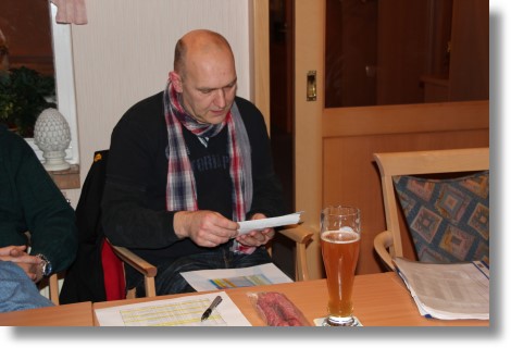 Bernd Bielstein trägt die Ergebnisse der Schnellschach-Soap und der "Winkelmann-Wertung" vor.